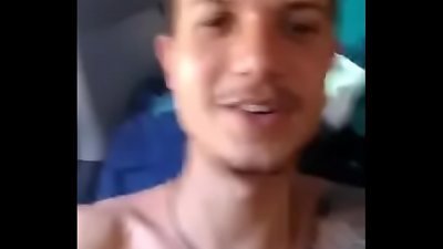 Mostrando os peitinhos na janela do carro no Rj