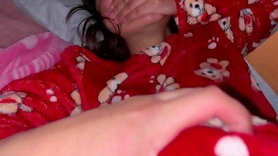 Visito a la SOBRINA de mi esposa en su cuarto y AS&Iacute; de F&Aacute;CIL la agarro acostadita en su Cama