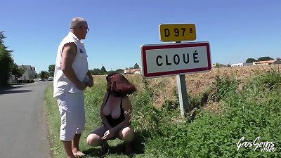 Nathalie, bais&eacute;e en trio avec son mari en ext&eacute;rieur