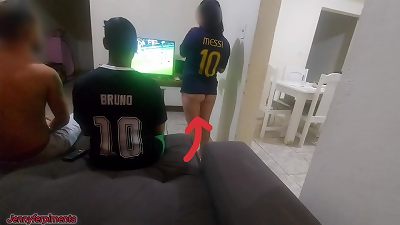 tive que fazer sexo com amigo do meu marido por causa de uma aposta, mas fiquei com tes&atilde;o e acabei fazendo dp com os dois