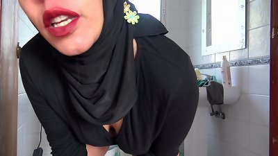 turkish bisexual cougar peeing from her furry twat