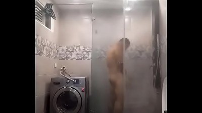 Me masturbo en el ba&ntilde;o