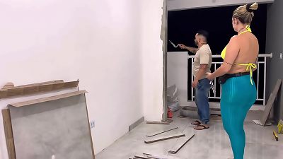 Bricklayer Tonho got really insatiable seeing his boss in gym clothes! Her cuckold husband almost caught her sitting on the bricklayer's prick and cumming a lot on the job!