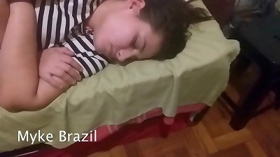 Myke brazil recebe a duda e mulata na sua para para dormir com ele. Veja Filmes Completo X-Video RED